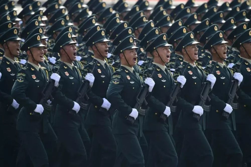 又是火箭军兵哥哥!他在北京踢正步,父在重庆走齐步