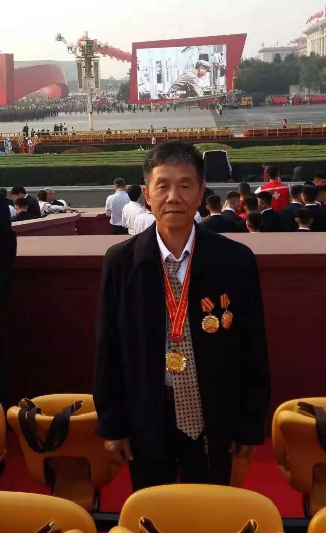 劳模受邀赴京观礼,记者电话连线了在现场观礼的全国劳模冷朝刚,胡学亮