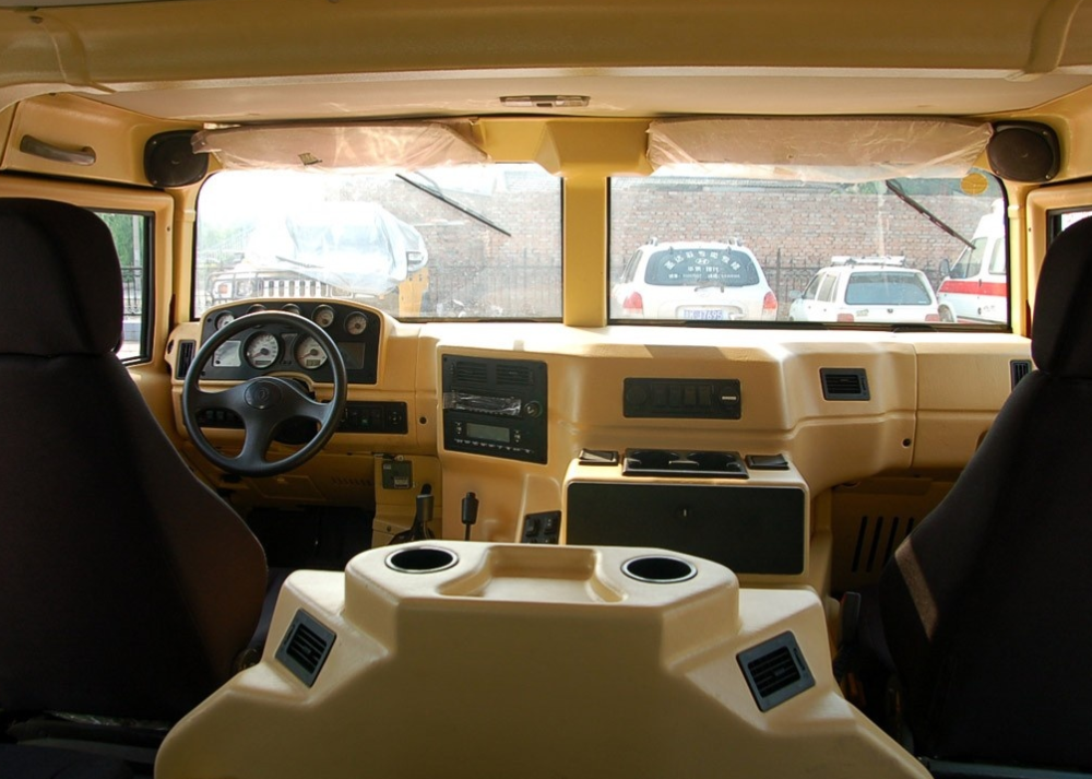 打开车门之后就可以发现,民用版的东风猛士车型内饰布局相当合理,中控