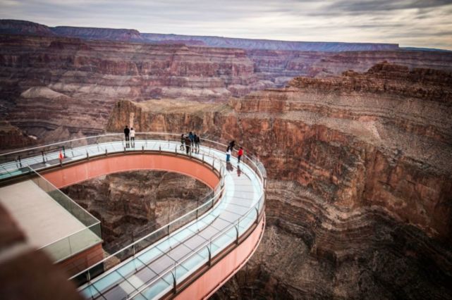 印象中的美国大峡谷空中走廊唯美,幻灭惊艳,破碎据说小哥靠这门"手艺"
