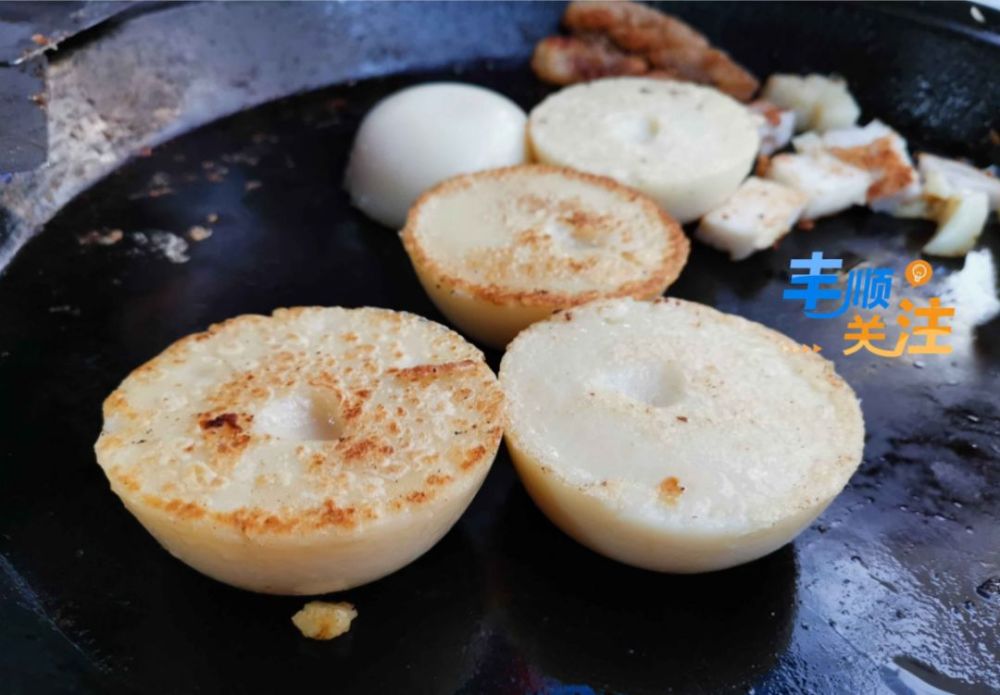 客家传统美食味酵粄,在丰顺丰良等地区又称为盐味粄,通常切块锅中煎后