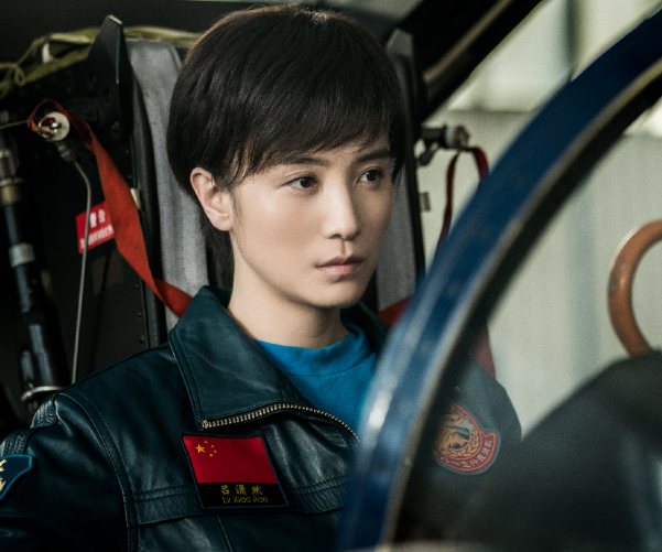 正是以女性飞行员为背景展开的故事,女主正是在剧中饰演吕潇然的宋佳