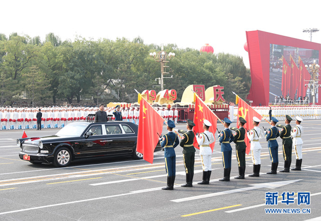 10月1日，庆祝中华人民共和国成立70周年大会在北京天安门广场隆重举行。中共中央总书记、国家主席、中央军委主席习近平发表重要讲话并检阅受阅部队。这是习近平驱车行进至党旗、国旗、军旗前，向旗帜行注目礼。 新华社记者 丁海涛 摄