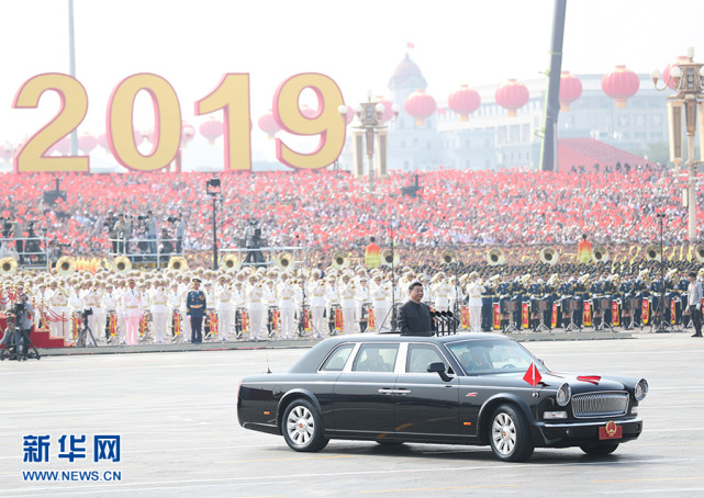 10月1日，庆祝中华人民共和国成立70周年大会在北京天安门广场隆重举行。这是中共中央总书记、国家主席、中央军委主席习近平检阅受阅部队。 新华社记者 刘卫兵 摄