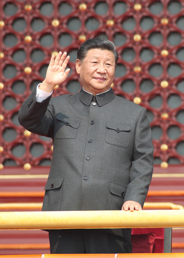10月1日，庆祝中华人民共和国成立70周年大会在北京天安门广场隆重举行。中共中央总书记、国家主席、中央军委主席习近平发表重要讲话并检阅受阅部队。这是习近平在天安门城楼上。 新华社记者 黄敬文 摄
