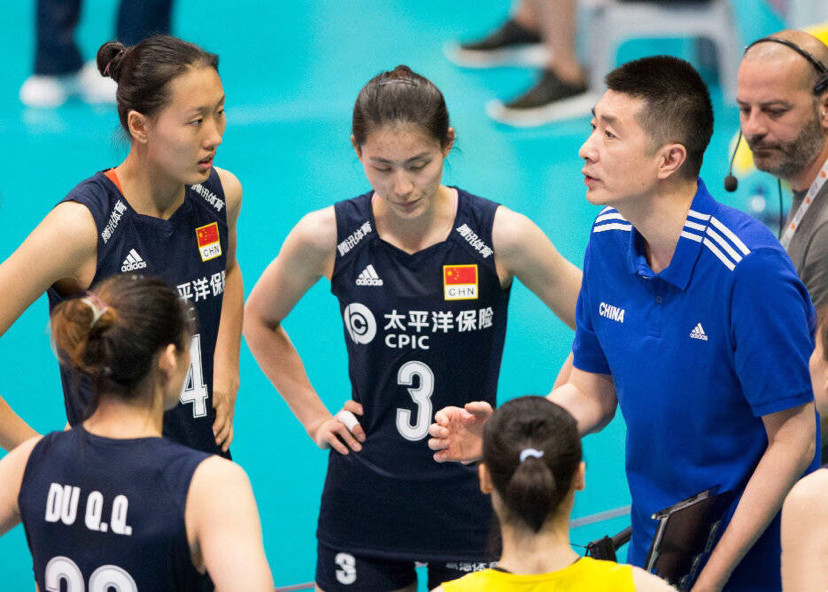 中国女排成员 - 中国女排参加党日活动 观看《厉害了我的国》_排球_新浪竞技风暴_新浪网 _ Jun 21, 2021 · 在朱婷的两个扣球让中国队以24:19迎来局点之后，袁心玥发球失误送了1分。随后，颜妮再次建功，中国队25:20再下一城。 6月20日，中国队成员在赛前合影。当日，在意大利里米尼举行的2021年世界女排联赛预赛比赛中，中国队以3比0战胜美国队。新华社发