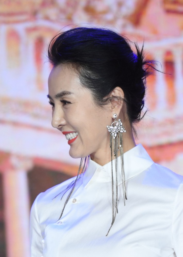 了《爱情呼叫转移》中的徐峥前妻,出演了《母亲的战争》中的王燕儿,不