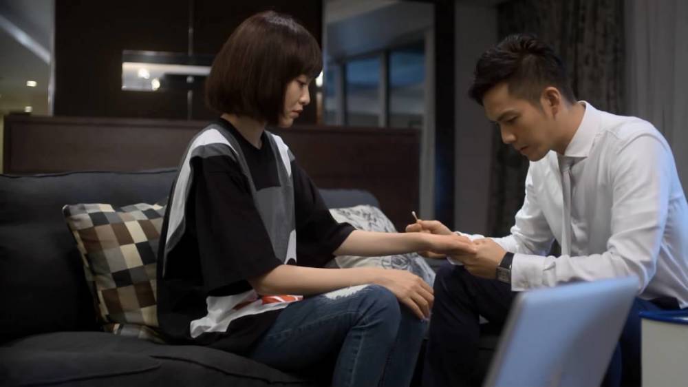 她们与自己的男朋友在一起时,能够享受爱情的甜蜜,而与他们分开后,又