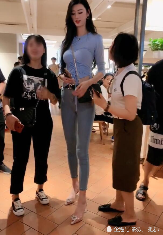 女网红身高"一米九"走红网络,网友:上半身比例失调,影响美观