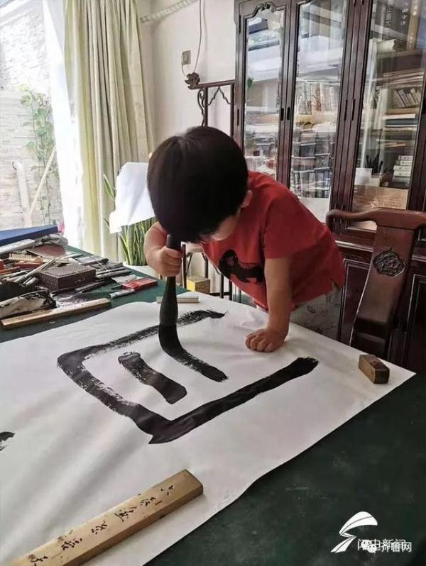 付嵩尧在练习书法 付磊供图 娃娃入展的字