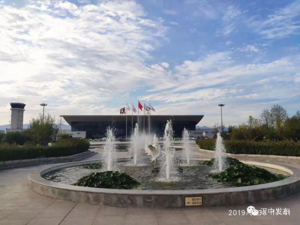 汉中城固机场迎来了今年第50万位旅客!