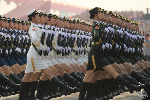 女兵方队身穿各军兵种和武警部队的五种军服，首次以挂枪形式亮相阅兵场。（央视记者张淳拍摄）