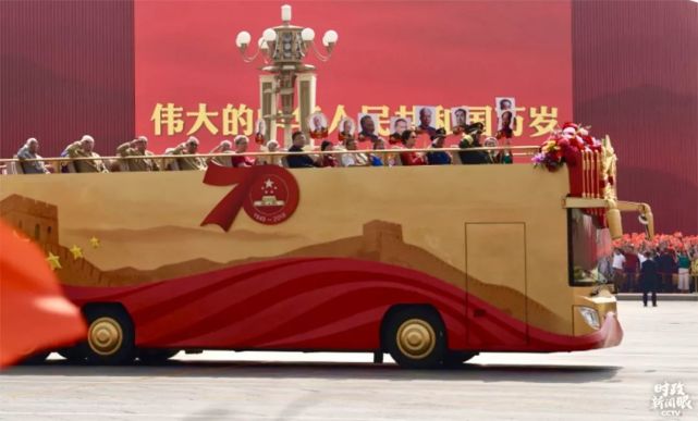 第一辆礼宾车上，是6位新中国缔造者的亲属代表、3位老一辈科学家的家属代表和9位老红军老八路军老解放军。