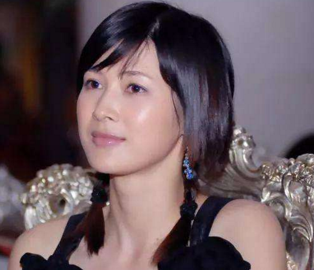 前妻正是上海第一财经《财富人生》的主持人赖丹丹,颜值不输童蕾