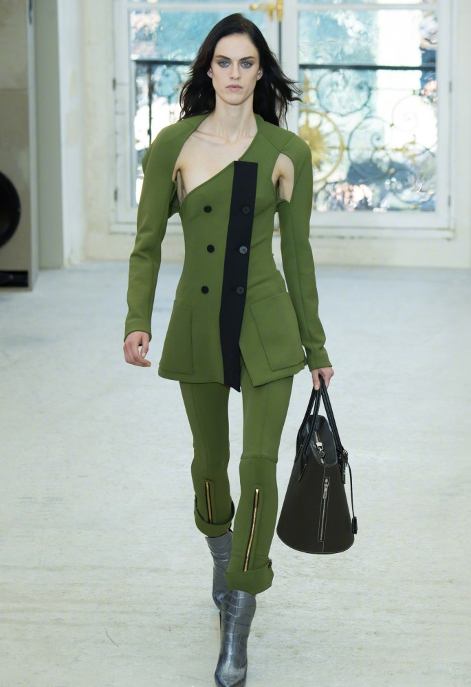 春夏绿色套装别致的设计迎接潮流