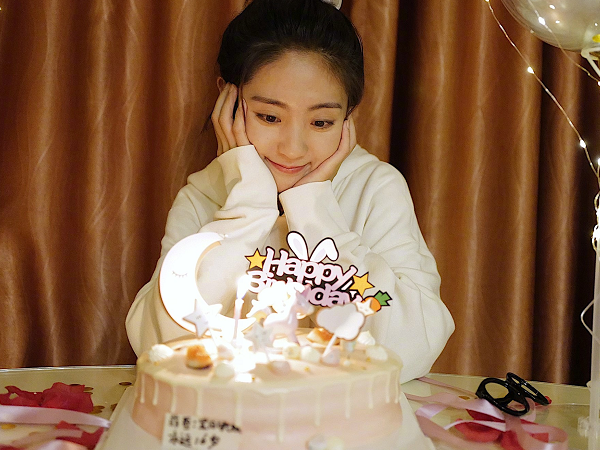 邢菲晒出"生日照",看到她闭眼许愿的样子,像极了小朋友