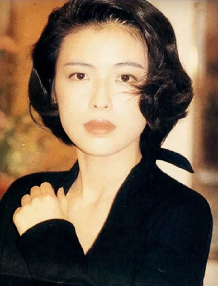 年轻时的罗美薇在颜值上丝毫