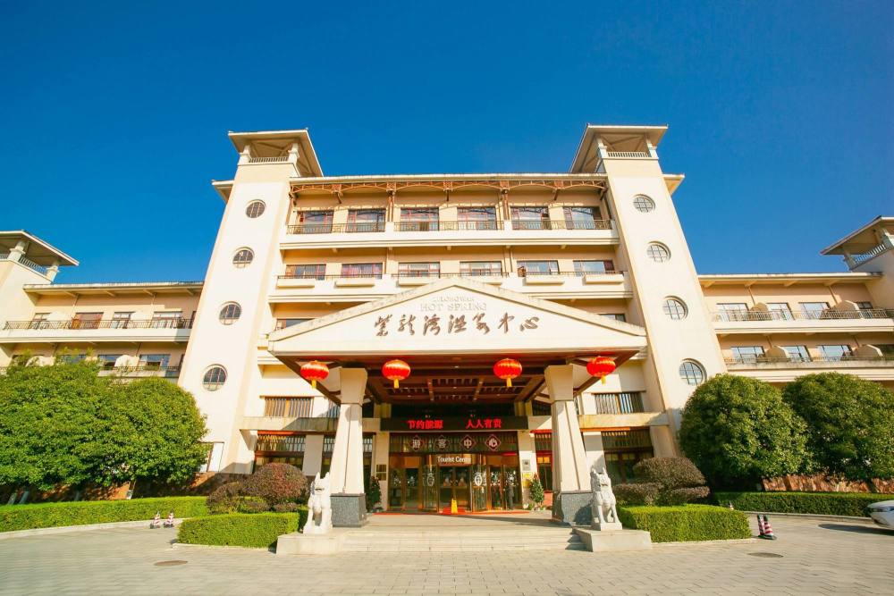 紫龙湾温泉度假村,泉眼最高温度102度,被誉为"潇湘第一泉"