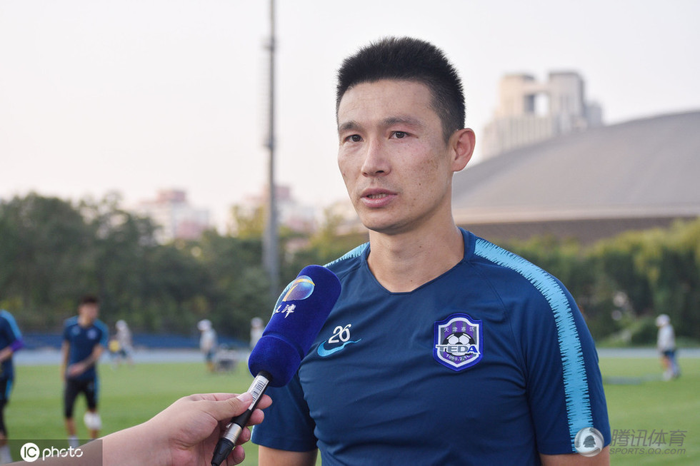 天津泰达训练曹阳接受采访 施大爷坐球督训