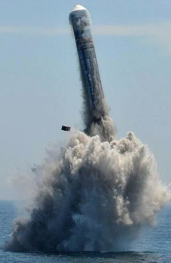 最新版巨浪2潜射导弹钝圆形头锥外形引发猜测