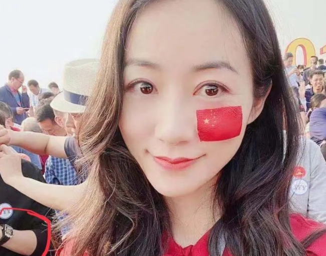 别人看阅兵都把国旗贴在脸上唯独佟丽娅例外低调的爱国