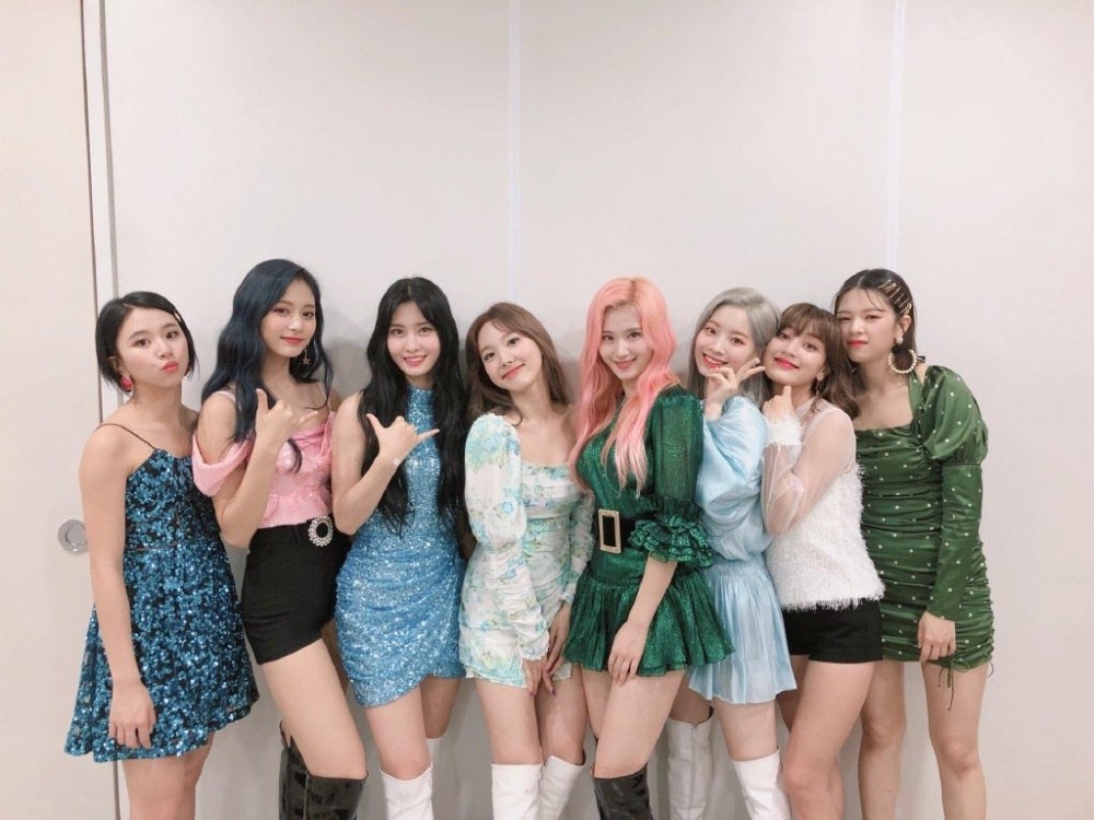 twice组合生图合影8位成员谁的颜值最耐打还真就差不多