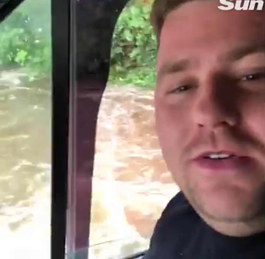 男子开车掉进河里 我是跟着导航走的