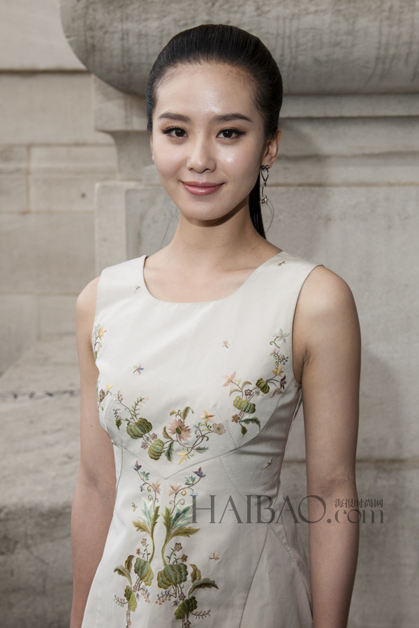 刘诗诗现身上海虹桥机场,身穿一件白色衬衫搭