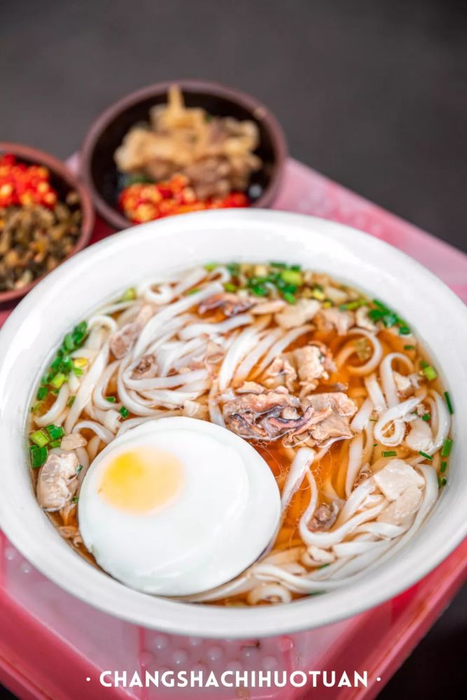 一碗清汤寡水的墨鱼炖肉粉长沙人爱了14年