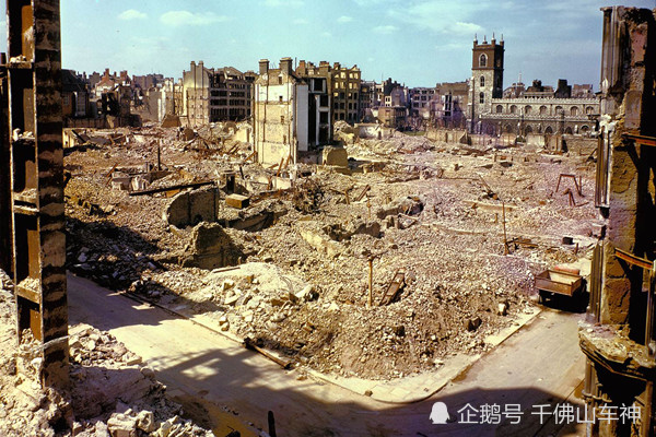 但战后的英国也是一堆废墟)当然,二战对英国的打击也很大,在战争进行