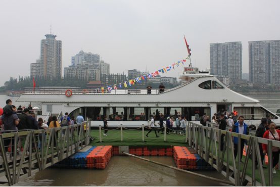 的大佛》更是吸引了不少游客的目光 乐山港游船码头和八仙洞游船码头