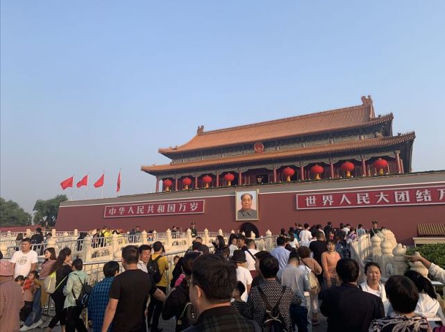 10月3日一大早，天安门广场上的游人已经比肩接踵。