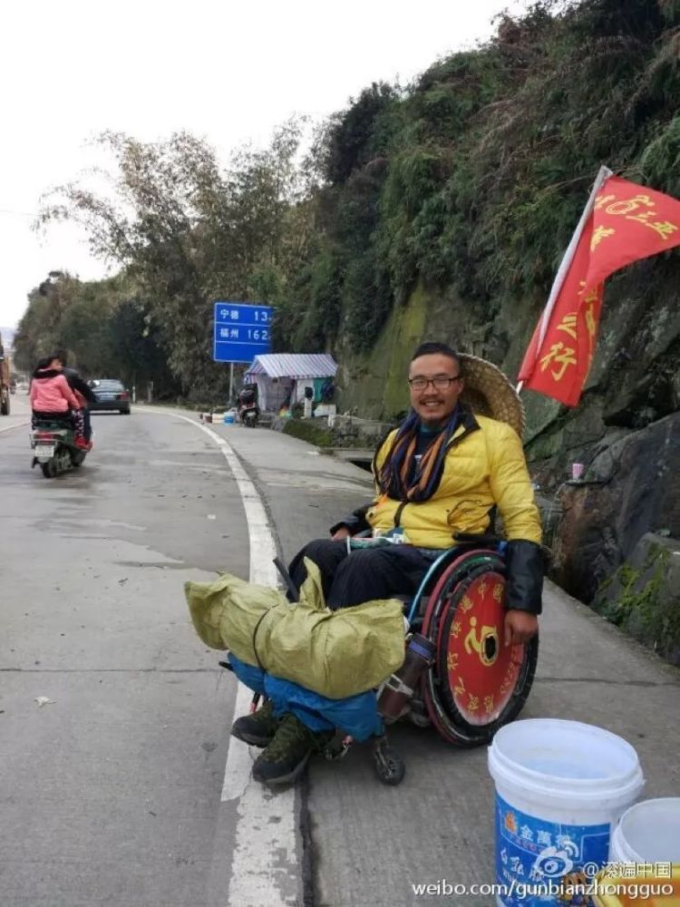 权鹏徒手划着轮椅滚遍全国追梦八千里路云和月