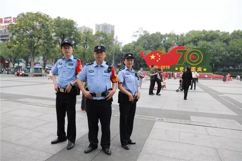 永川各景區遊客猛增,景區執勤的永川警察忙得不亦樂乎