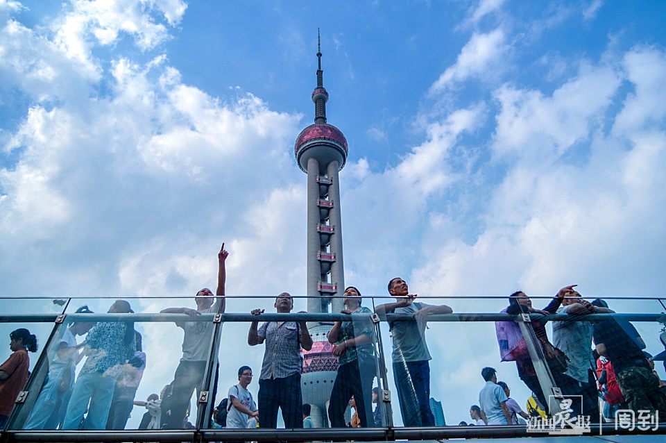 浦东陆家嘴游客密集,明珠环岛天桥成观光胜地_腾讯新闻