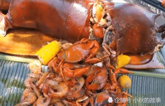 越南烤乳猪1200元一只,一切开让人眼前一亮,网