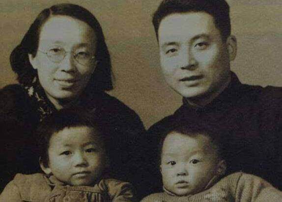 邓稼先与妻子许鹿希、孩子们的全家福