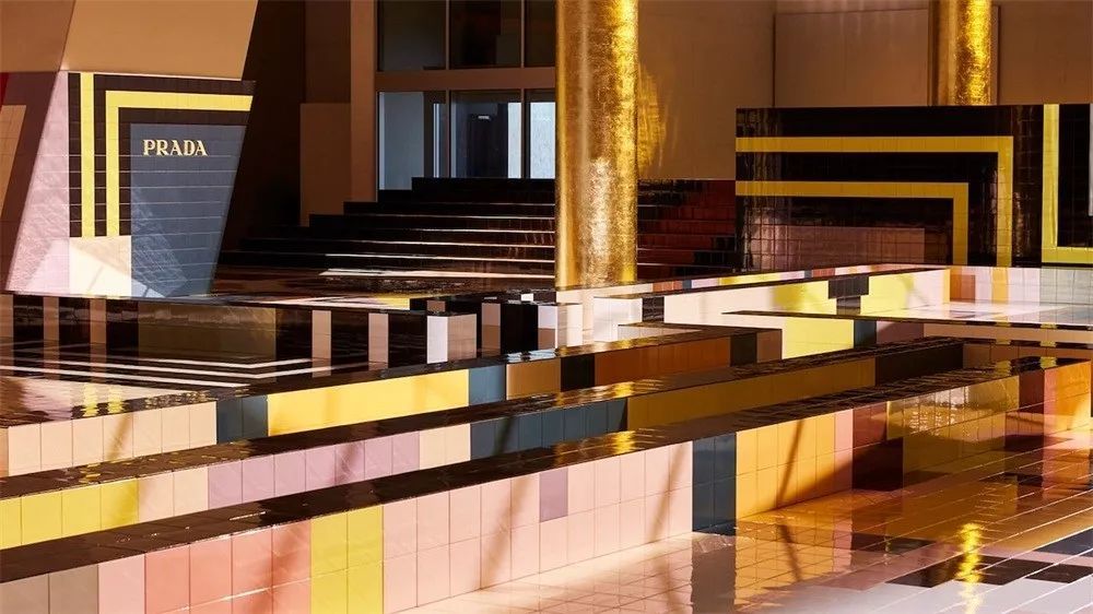 这场时装秀依然在prada基金会的deposito大厅进行,整个秀场布满缤纷的