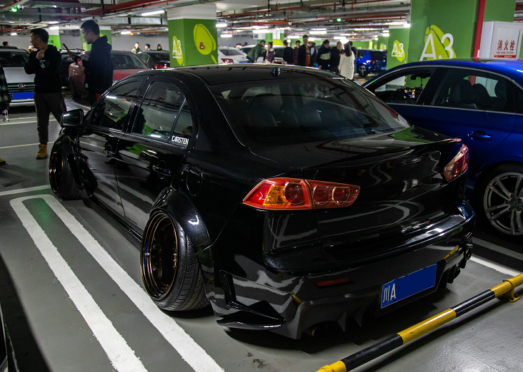 爆改翼神吸睛无数,改装费就花30万开外,但只能吸引男性的目光