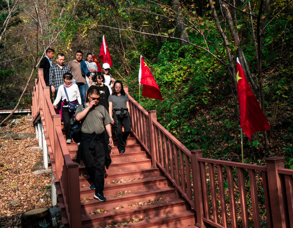 吉林:桦甸南楼山漫山红叶适合休闲观赏