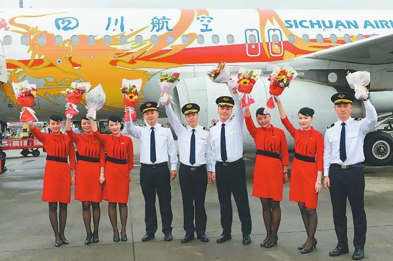 "中国民航英雄机组"四川航空公司3u8633航班机组:飞行机组责任机长