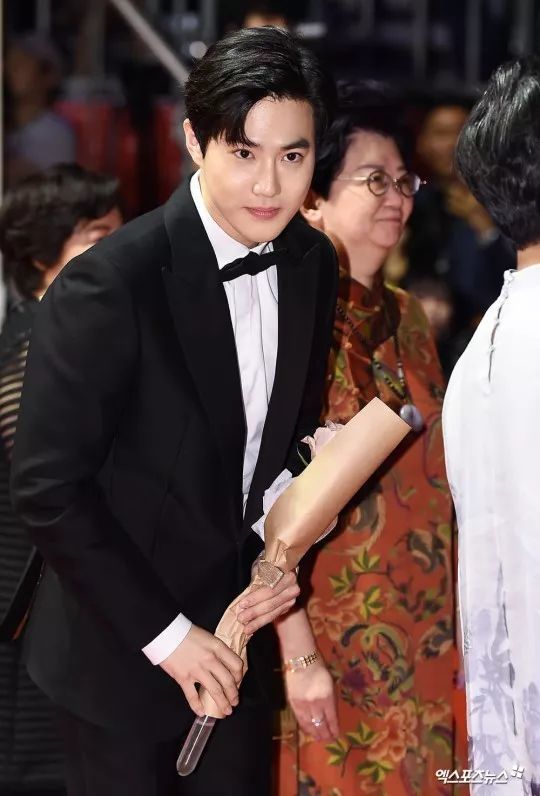 金俊勉今日出席"第24届釜山国际电影节"开幕式红毯仪式