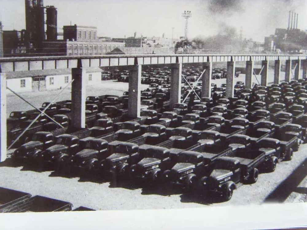 建国初期,中国汽车工业"一穷二白",工厂设计和产品设计均来自"老大哥"