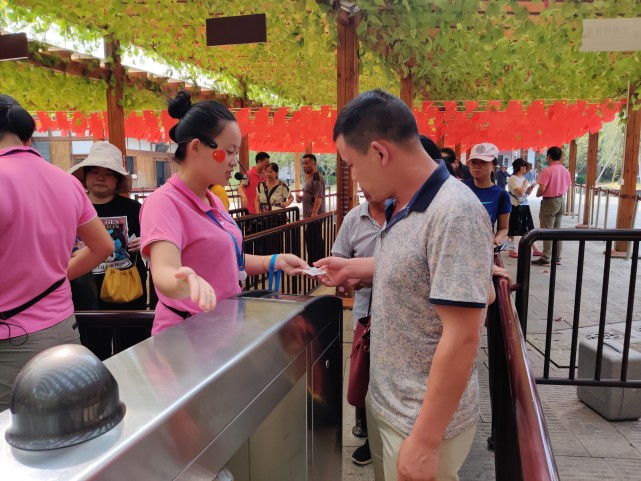 检票员为游客缩短入园时间,附赠温馨提示