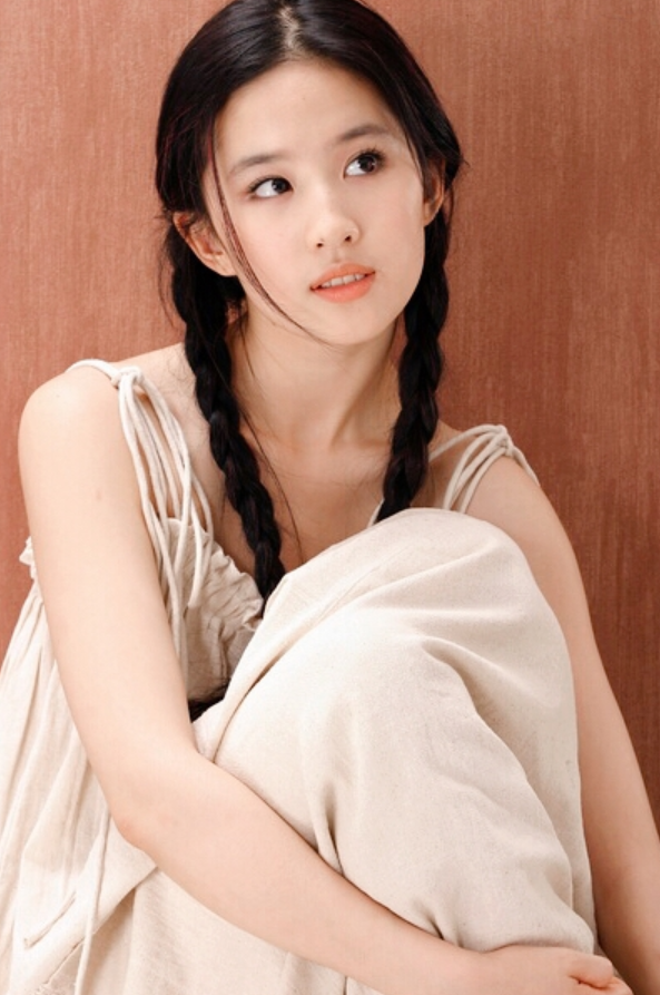 刘亦菲颜值到底多耐看?看到她18岁的广告照:美到窒息了