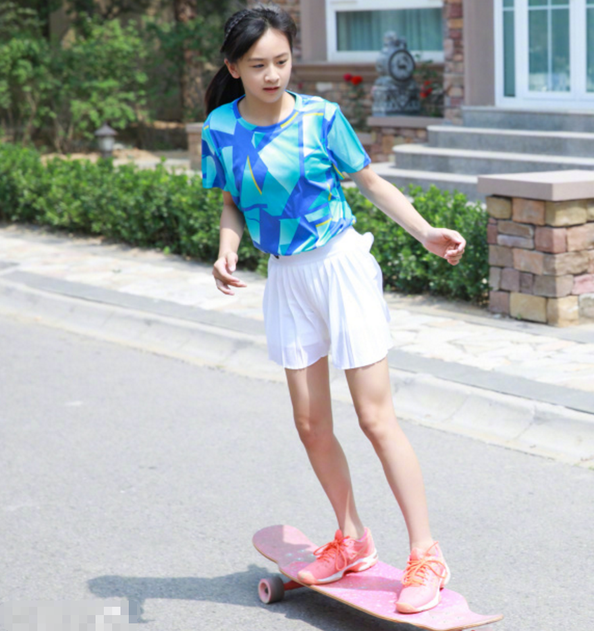 田亮晒女儿近照身高失控网友目测腿长有两米