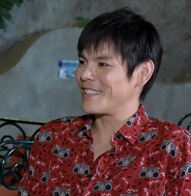 向佐郭碧婷国外度蜜月,他们与外国人交流时,才