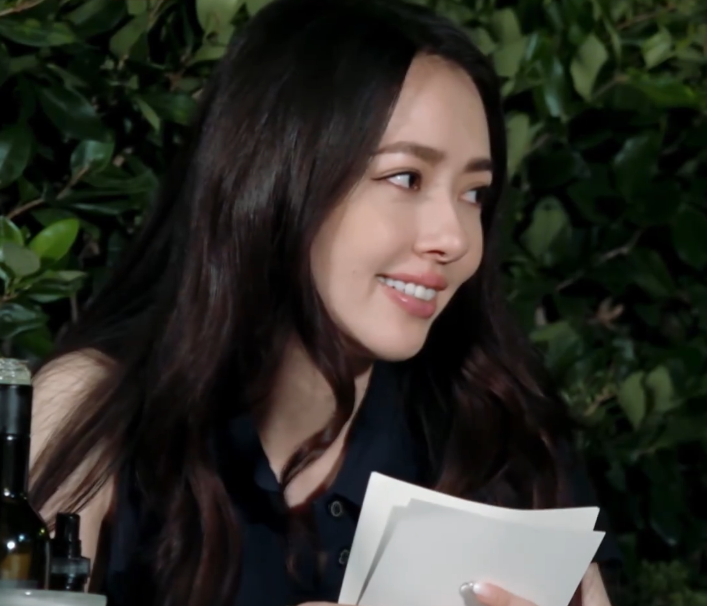 向佐郭碧婷国外度蜜月,他们与外国人交流时,才