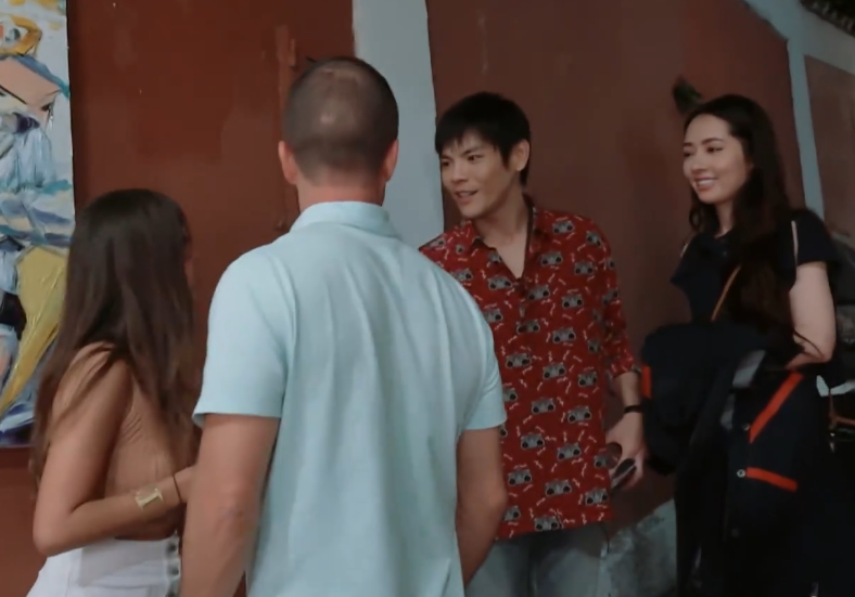 向佐郭碧婷国外度蜜月,他们与外国人交流时,才