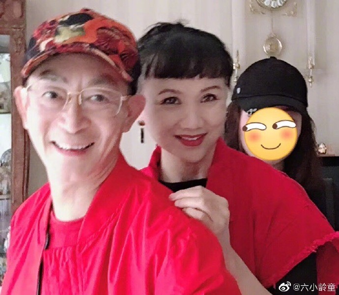 六小龄童罕见晒全家福为老婆庆生，夫妻恩爱一家人其乐融融（组图） - 2